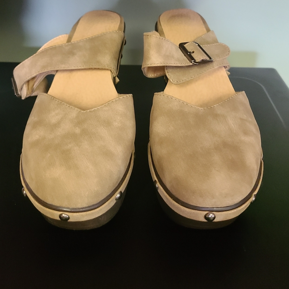 Ladies Clogs - Picture 2 of 4